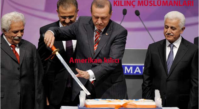 Kılıcı kullanan Amerikan işçisi, kılınç Amerikan malı, kesilen pasta ABD'den.